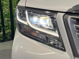 【LEDヘッドライト】悪天候や夜間走行時も良好な視界を確保し安心して運転できる高輝度LEDヘッドライトを装備!点灯速度が早く、消費電力も抑えられています。