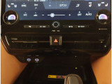 お車のキーはスマートキーです。キーを身につけた状態で車に近づき、ドアロックの解錠や施錠操作が出来ます。雨の日など両手がふさがっている時など、とっても便利ですね。