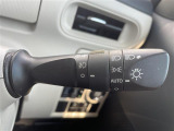 【 オートライト 】オートライトなのでライトの点け忘れを気にすることなく運転が出来ます。