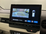 リバースギアに入れるだけで後方の表示へ切り替わります。夜間や雨の日の駐車も楽になりますよ。