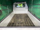 積み下ろしのしやすいデッキにはたっぷりと荷物を積み込んでいただけます。遊びから仕事まで、様々なシーンで頼れます♪