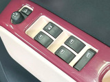 【電動格納ミラー】サイドミラーは電動格納式となっており、狭い駐車場でもキズがつくリスクを抑えられます。