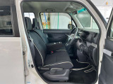 運転席の足元は広々としており、座席は大きく前後にスライド出来るので自分に合ったポジションで運転する事が出来ます。アクセルやブレーキにクセもなくとても運転のしやすい車両です。