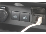 運転席と助手席にシートヒーターが付いています。