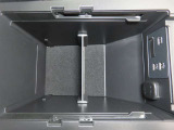 USBポートが二口ございますので、運転席と助手席それぞれのスマホや電子小物を充電可能です。