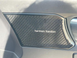 ●harman/kardonサウンドシステム:オーディオ専門メーカーが手掛けるプレミアムスピーカーを装備。多数のスピーカーから、音の粒立ちまで分かる高品質な音楽をお楽しみいただけます。