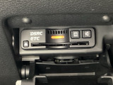 ETCがついています。高速道路の料金所の通過も楽々です!。カードの取り出しもしやすい場所についています。