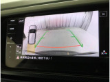 ★ギアをリバースに入れると車両後方とガイドラインが表示され車庫入れ、縦列駐車の際に安全確認をサポートします★