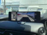 車両周辺の状況を確認しやすい360&deg;ビューモニターも搭載しております。後退時やセンサーが反応した際には自動でモニターに映し出され皆様の運転をサポートします。