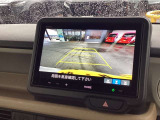 【バックカメラ】運転が苦手な方も車庫入れラクラク。ギアをリバースに入れれば自動的に切り換わりますので、面倒な操作は不要です。狭い駐車場も大切なお車を傷つけず安心です。