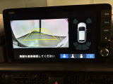 リバースギアに入れるだけで後方の表示へ切り替わります。夜間や雨の日の駐車も楽になりますよ。