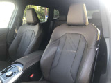 【助手席シート】運転席シート同様長時間乗車・スポーツドライビングでも疲れにくい形状にセッティングされたシートを装備しております。