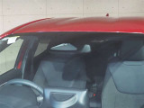 衝突被害軽減ブレーキ付!画像内のセンサーで前方の車両を検知し、衝突の回避や衝突被害の軽減をサポートしてくれます。