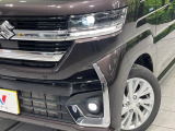 【LEDヘッドライト】悪天候や夜間走行時も良好な視界を確保し安心して運転できる高輝度LEDヘッドライトを装備!点灯速度が早く、消費電力も抑えられています。