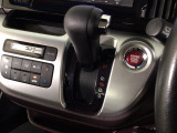 オートマチックシフトレバーは、手になじみ操作しやすい形状で安全運転にもつながります♪