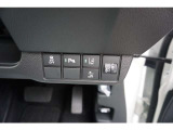 パーキングセンサーシステムや衝突軽減ブレーキ等のスイッチ類は、運転席の右側にあります。