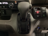 CVT車のセレクトレバーです。低速から高速まで、変速ショックのないスムーズな走りと、エンジン効率のよい領域を維持して燃費にも貢献します。サイドブレーキはスイッチ操作の電子制御パーキングブレーキです。