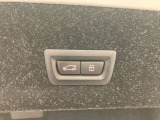 運転中にもオーディオの音量やFMの切り替えなどステアリングでの操作で切り替え可能なため、ステアリングから手を放す必要がない為、運転中でも操作が簡単でございます。