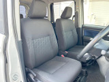 運転席まわりには十分なスペースがあり、大柄な方でもゆったり運転していただける環境です。