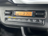【オートエアコン】一度お好みの温度に設定すれば、車内の温度を検知し風量や温度を自動で調整。暑い&hellip;寒い&hellip;と何度もスイッチ操作をする必要はありません。快適な車内空間には必須の機能ですね♪