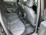 【リアシート】屋根までの高さがある車のため、大人の方でも圧迫感が少なく乗車出来ます。足元は広く取られているため、ゆったりとお乗り頂けます。