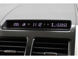 左右で温度調整の出来るデュアルオートエアコン完備☆快適な車内空間で会話も弾みます♪