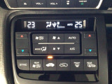 【左右独立オートエアコン】左右席で独立温度コントロールが可能です。運転席はキンキンに冷やして助手席はマイルドにと言った設定が可能です☆暑さ寒さでケンカすることもなくなりますね♪