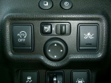 電動格納式ミラーなので、対向車などとのすれ違い時にも便利です。