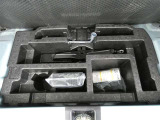 パンク修理剤とエアーポンプのセットです。スペアタイヤは装備していませんが空いたスペースを小物入れとして使用できます