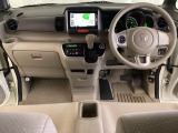 車内は光触媒抗菌消臭施工済です。スタイリッシュなデザインで暖かみのあるインパネ周りを演出します。グローブボックスやカップホルダーのほかにトレーなどたくさんの収納スペースが装備されています。