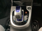 ハイブリッド専用セレクトレバーです。シフトチェンジを電子信号で送信するセレクトレバーを採用していますので、軽快でスマートな操作を楽しめます。