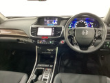 車内は光触媒抗菌消臭施工済です。インパネ周りはスタイリッシュなデザインで機能や装備も充実しています。グローブボックスやカップホルダーのほかにトレーなどたくさんの収納スペースが付いています。
