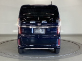 後退時にもバックの確認がしやすい設計になっています!バックカメラも目立たないよう、取り付けられています。