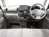 ◆視界広々で非常に運転しやすくロングドライブでも疲れを感じさせないすっきりとまとまったインパネ周りです。