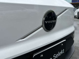 EVエクステリアならではのフロントデザイン。センターを斜めにい大きく横切る黒地にシルバーのアイアンマークは最新のボルボアイコンです。エンブレムにはフロントカメラ内蔵しています。