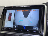 【フロントカメラ】運転席に座った状態で死角になりやすいクルマの前の様子まで確認でき安全ですね♪