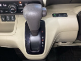 CVT車のセレクトレバーです。低速から高速まで、変速ショックのないスムーズな走りを実現するとともに、エンジン効率のよい領域を維持することで燃費にも貢献します。