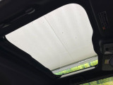 【ガラスルーフ】ガラスルーフ搭載で車内の解放感が一気にアップ!開放的なドライブをお楽しみいただけます。