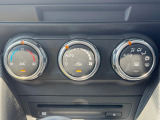 【オートエアコン】一度お好みの温度に設定すれば、車内の温度を検知し風量や温度を自動で調整。暑い&hellip;寒い&hellip;と何度もスイッチ操作をする必要はありません。快適な車内空間には必須の機能ですね♪