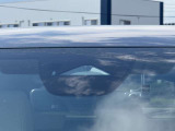 【i-ACTIVESENSE】走行中に前方の車両等を認識し、衝突しそうな時は警報とブレーキで衝突回避と被害軽減をアシスト。より安全にドライブをお楽しみいただけます。