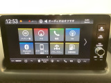 HondaCONNECT対応の便利なナビディスプレー。お持ちのスマートフォンと連携して、ナビやBluetoothでの音楽再生が可能です。デザインはもちろん、操作性も良好です。