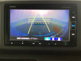 バックでの車庫入れも安心です! リアカメラが付いているバックモニター付のナビを装備しております。操作線もついており距離感も画面から確認できます。