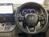 【ハンドル】運転にかかわる様々な操作を安全に行えるように視点移動が少なく操作性に配慮されたスイッチ類が凝縮されたコックピットです。