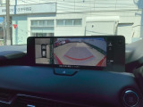 車両周辺の状況を確認しやすい360&deg;ビューモニターを搭載しております。バック時やセンサー反応時には自動で映し出され皆様の運転をサポートします。
