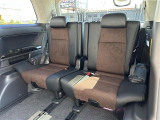 ◆3列目シート◆急な増員にも対応できます!また荷物を載せたい時は収納すればスペースの確保ができるので便利です♪オプションでシート撥水などもご用意しています。ご希望の際はスタッフまでお申し付けください。
