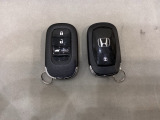 スマートキーを装備しています。鍵を差し込むことなくドアロックの開け閉めと、スタートボタン操作でのエンジンスタートができます。ボタン操作でトランクが開けられる電動テールゲートのボタンもついています。