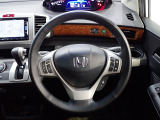 ハンドル左側にはオーディオ操作が出来るオーディオリモートコントロールスイッチ、右側にはHonda SENSINGとオートクルーズコントロールのスイッチを装備!