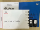 スマートキーは鍵をバッグに入れたままでもドアロックの開閉やエンジンのON・OFFができます。夜間や雨の日も鍵を探さなくて良いので便利です。