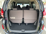 フル乗車時でも十分な荷室です。