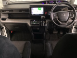 車内は光触媒抗菌消臭施工済です。スタイリッシュなデザインでスポーティなインパネ周りを演出します。グローブボックスやカップホルダーのほかにトレーなどたくさんの収納スペースが付いています。